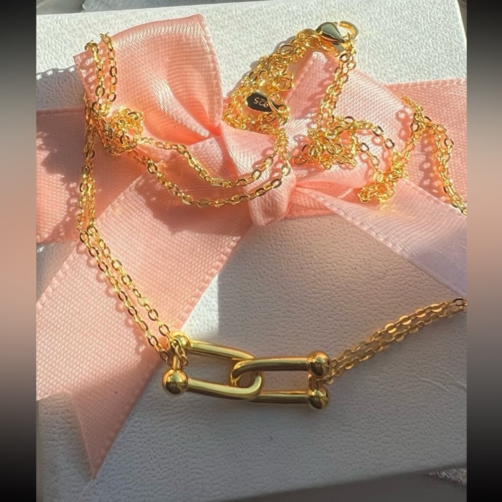 Gorgeous Gold Interlocking Loop Pendant Necklace - image 7